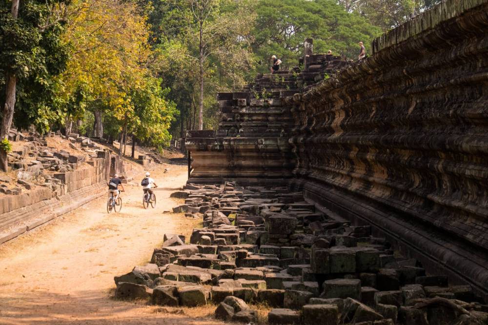 Due turisti in bicicletta al tempio di Phimeanakas, Siem Reap